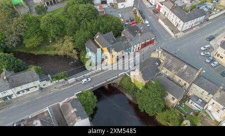 Newport Town im County Tippearrary aus Vogelperspektive. Stockfoto