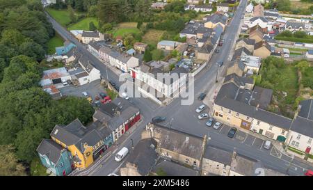 Newport Town im County Tippearrary aus Vogelperspektive. Stockfoto