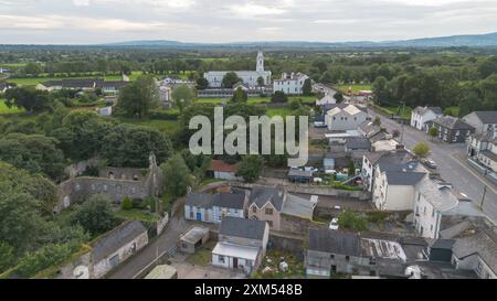 Newport Town im County Tippearrary aus Vogelperspektive. Stockfoto