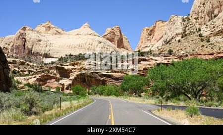 Utah State Route 24 nähert sich dem Navajo Dome im Capitol Reef National Park Stockfoto