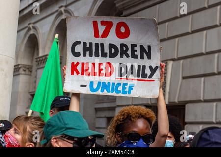 Pro-palästinensische Demonstranten marschierten zum Foreign & Common Wealth Office und inszenierten einen Streicher, der den Eingang zu Regierungsbüros blockierte Stockfoto