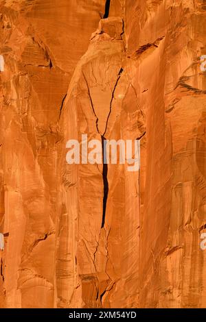 Sandsteindetail der Rock Door Mesa mit Rissen im Monument Valley Stockfoto