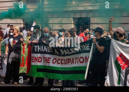 Pro-palästinensische Demonstranten marschierten zum Foreign & Common Wealth Office und inszenierten einen Streicher, der den Eingang zu Regierungsbüros blockierte Stockfoto