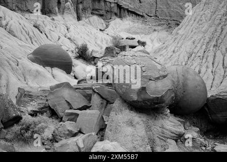 Ein künstlerisches Bild von Kanonenkugeln, gebrochenen Sandsteinfelsen, Bentonitton bei Cannonball Concretions im Theodore Roosevelt National Park, Stockfoto