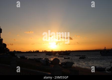 Foto des Sonnenuntergangs in Isla Cristina, Huelva, Spanien Stockfoto