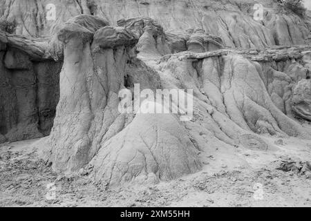 Unheimliche und andere weltlich aussehende Sandsteinerosionen mit Pilzbedeckung im Theodore Roosevelt National Park, Medora, North Dakota, USA Stockfoto