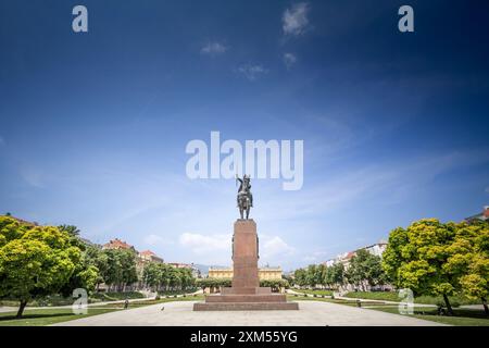 Bild der Statue von Kralj Tomislav King, auf der Trg Kralja Tomislava, in der Innenstadt von Zagreb, Kroatien. Tomislav war der erste König von Kroatien. Er wurde Stockfoto