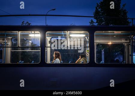 Bild von zwei Frauen allein in einer rigaer Straßenbahn in der Nacht. Dieses Bild fängt einen Moment in einer Straßenbahn in Riga, Lettland, während der Nacht ein. Die Straßenbahn Riga ist in Betrieb Stockfoto