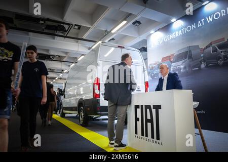 Abbildung eines Schildes mit dem Logo von Fiat Professional auf dem Autohändler in Belgrad. Fiat Professional ist der Markenname und Tochtergesellschaft von Stellanti Stockfoto