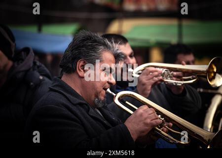 Bild von Trubaci in der kobasicijada, einem serbischen Markt, der dem Speck gewidmet ist. "Trubači" bezieht sich auf Bläserbands, die typischerweise auf dem Balkan zu finden sind, und teilweise Stockfoto