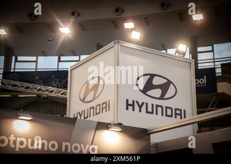 Abbildung eines Schildes mit dem Logo von Hyundai in einem Autohändler in belgrad. Die Hyundai Motor Company, oft auch als Hyundai Motors bezeichnet, und häufig Stockfoto