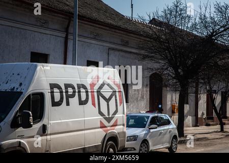 Bild eines Lieferwagens mit dem Logo des DPD in einer Straße von Belgrad. DPD-Logo auf einem Lieferwagen im Koper-Zentrum. DPD oder dynamische Paketzustellung, Stockfoto