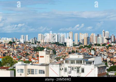 Salvador, Bahia, Brasilien - 19. Juli 2024: Blick auf Gebäude und Wohnhäuser im Zentrum der Stadt Salvador, Bahia an einem sonnigen Tag. Stockfoto