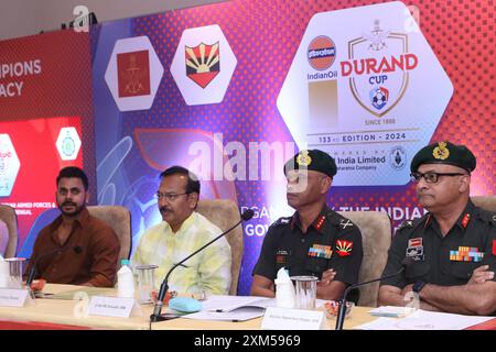 25. Juli 2024, Kolkata, Westbengalen, Indien: Shri Rajesh Sinha, IAS Principal Secretary Department of Youth Services and Sports Government of Westbengalen, LT General RC Srikanth, VSM, Stabschef, Hauptkommando des Hauptquartiers Eastern Command, Vorsitzender des Durand Cup Organizing Committee (DCOC), Shri Aroop Biswas, Hon'ble Minister für Jugenddienste und Sport, Wohnungswesen und Energie, Regierung Westbengalen, Manoj Tiwary Staatsminister für Jugenddienste und Sport und Generalmajor Rajesh A. Moghe, VSM, Untergebiet der chinesischen Regierung Bengalen, stellvertretender Vorsitzender DCOC beim Pressetreffen vor dem Durand Cup 2024. (Kreditbild: © Dipa Chak Stockfoto