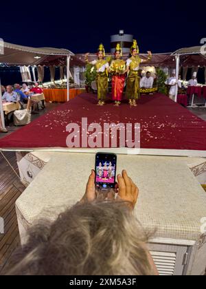 Apsara-Tänzer, die traditionelle Khmer-Tänze auf der M/V Jahan während des Abendessens in Angkor, Kambodscha aufführen. Stockfoto