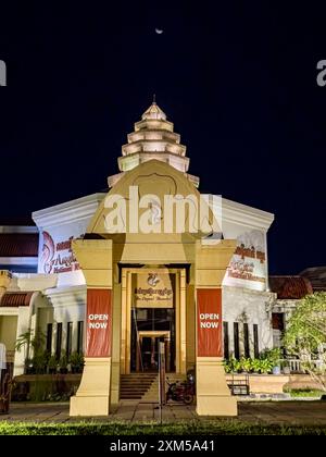 Angkor Nationalmuseum bei Nacht in Siem Reap, Kambodscha. Stockfoto