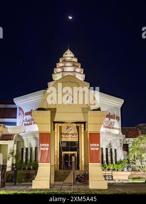 Angkor Nationalmuseum bei Nacht in Siem Reap, Kambodscha. Stockfoto