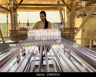 Handwerker, der an verschiedenen Projekten im Satcha Handicraft Center in Siem Reap, Kambodscha, arbeitet. Stockfoto