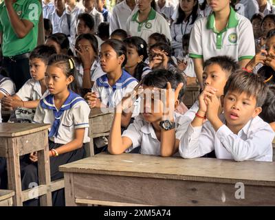 Schulkinder der Grünen Schule in Kampong Tralach, Kambodscha. Stockfoto