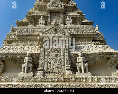 Außenansicht einer Stupa auf dem Gelände des Königlichen Palastes in Phnom Penh, Kambodscha. Stockfoto