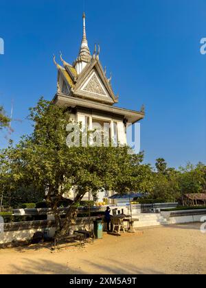 Ein Gebäude, das den Toten während des Konflikts der Roten Khmer in Choueng Ek, Phnom Pehn, Kambodscha gewidmet ist. Stockfoto