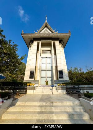 Ein Gebäude, das den Toten während des Konflikts der Roten Khmer in Choueng Ek, Phnom Pehn, Kambodscha gewidmet ist. Stockfoto