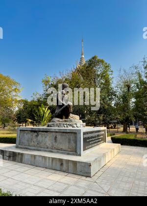 Eine Statue, die den Toten während des Konflikts der Roten Khmer in Choueng Ek, Phnom Pehn, Kambodscha gewidmet ist. Stockfoto