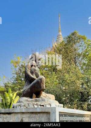 Eine Statue, die den Toten während des Konflikts der Roten Khmer in Choueng Ek, Phnom Pehn, Kambodscha gewidmet ist. Stockfoto