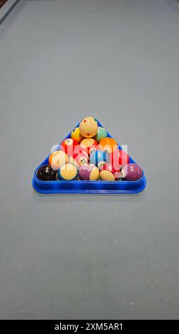 Billardbälle mit Dreiecksständer auf grauem Tisch, Sportspiel-Set. 8-Ball-Pool oder Taschenbillard. Stockfoto