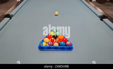 Bälle im Dreiecksregal. 8-Ball-Pool, Billardsport, Poolsport. Stockfoto