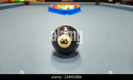 Billardbälle auf grauem Tisch Sportspiel Set bekannt als acht-Ball-Pool. Nummer acht. Stockfoto