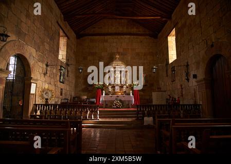 Guane, Santander, Kolumbien; 26. November 2022: Innenraum des Santa Lucia de Guane Sanctuary, einer kleinen katholischen Kapelle aus traditionellem Kolonialarchit Stockfoto