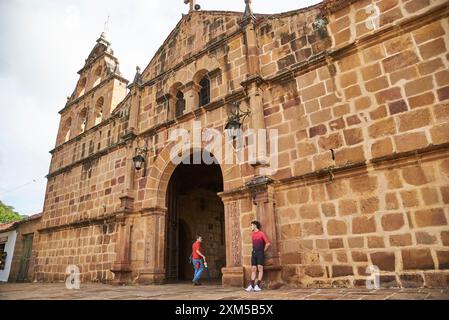 Guane, Santander, Kolumbien; 26. November 2022: Fassade des Santa Lucia de Guane Sanctuary, einer kleinen katholischen Kapelle des traditionellen Kolonialarchitekten Stockfoto