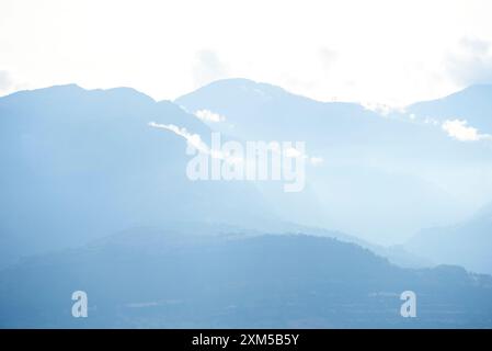 Berge in der Entfernung zwischen Wolken und Nebel, kolumbianische Andenlandschaft. Stockfoto