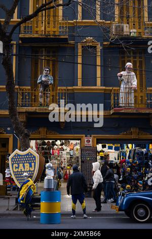 Sportartikel, Flaggen und Merchandise von Boca Juniors in der Nähe des Stadions La Bombonera im Nachbarstaat La Boca. Stockfoto