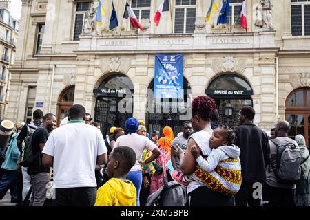 Obdachlose Familien erwarten eine Wohnungslösung vor dem Rathaus des 18. Arrondissements in Paris. Dutzende obdachloser Migrantenfamilien verbrachten drei Tage und zwei Nächte an Ort Jules Joffrin vor dem Rathaus des 18. Arrondissements in Paris, um ihr Recht auf Wohnung zu fordern. Eine Polizeieinheit bildete einen Umkreis, der es niemandem erlaubte, das Haus zu verlassen oder zu betreten, was dazu führte, dass die Familien getrennt wurden. Erst am dritten Tag fand die Präfektur Unterkunft in der Ile de France, aber sie wusste nicht, wie lange die Unterkunft dauern würde. Stockfoto