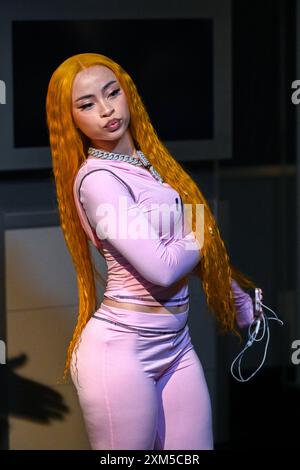 Ice Spice besucht das Empire State Building zur Feier des neuen Albums Y2K in Zusammenarbeit mit der Bronx Community Foundation im Empire State B Stockfoto