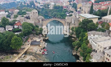 (240726) -- SARAJEVO, 26. Juli 2024 (Xinhua) -- ein Luftdrohnenfoto vom 24. Juli 2024 zeigt einen Blick auf die Alte Brücke von Mostar in Mostar, Bosnien und Herzegowina. Die Stadt Mostar feierte am Dienstag den 20. Jahrestag der Restaurierung der berühmten Alten Brücke. Die 1566 in SüdbiH erbaute Alte Brücke ist ein bedeutendes Beispiel für das kulturelle Erbe des Osmanischen Reiches und wurde 1993 während des Bosnienkrieges zerstört. Mit Unterstützung der UNESCO, der Weltbank und verschiedener Partner wurde die Brücke am 23. Juli 2004 rekonstruiert und wieder eröffnet. Im Jahr 200 Stockfoto