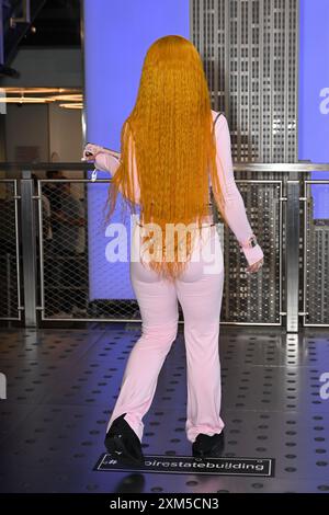 Ice Spice besucht das Empire State Building zur Feier des neuen Albums Y2K in Zusammenarbeit mit der Bronx Community Foundation im Empire State B Stockfoto