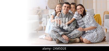 Soldat mit seinen kleinen Kindern und seiner Frau zu Hause. Banner für Design Stockfoto