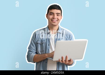 Glücklicher junger Mann mit Notebook auf hellblauem Hintergrund Stockfoto