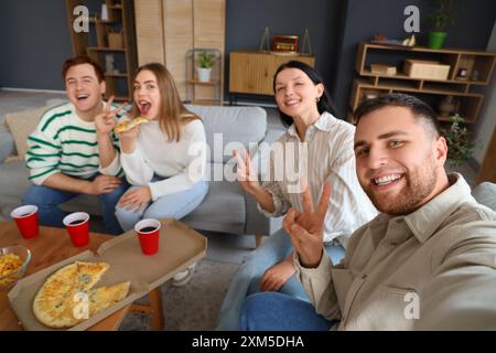 Gruppe junger Freunde, die zu Hause Selfie machen Stockfoto