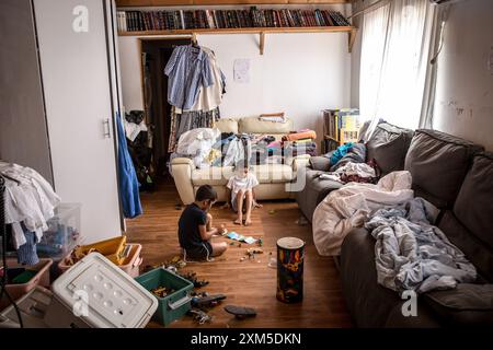 Palästina. Juli 2024. Zwei der zehn Kinder des Gemeindeführers Yehuda Shimon spielen in ihrem Haus in der Siedlung Chavat Gilad im besetzten Westjordanland. Im Juli 2024 kündigte der Internationale Gerichtshof in einem Gutachten an, dass die israelische militärische Besetzung der palästinensischen Gebiete illegal sei und dass er sich so bald wie möglich zurückziehen müsse. Sie führte die Verstöße gegen das Völkerrecht auf, darunter die Überführung Israels von Siedlern in das Westjordanland und die Aufrechterhaltung ihrer Präsenz. Quelle: SOPA Images Limited/Alamy Live News Stockfoto