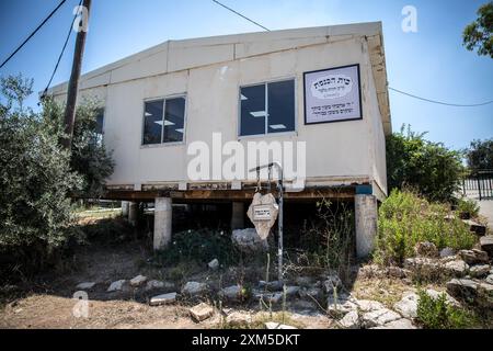 Palästina. Juli 2024. Die Synagoge in der Siedlung Chavat Gilad im besetzten Westjordanland. Im Juli 2024 kündigte der Internationale Gerichtshof in einem Gutachten an, dass die israelische militärische Besetzung der palästinensischen Gebiete illegal sei und dass er sich so bald wie möglich zurückziehen müsse. Sie führte die Verstöße gegen das Völkerrecht auf, darunter die Überführung Israels von Siedlern in das Westjordanland und die Aufrechterhaltung ihrer Präsenz. Quelle: SOPA Images Limited/Alamy Live News Stockfoto