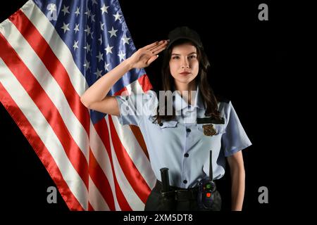 Anrede von Polizistin und Flagge der USA auf schwarzem Hintergrund Stockfoto