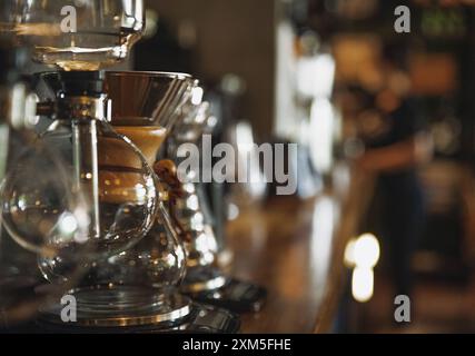 Alanya, Türkei, 15. September 2020: Eine Theke mit Kaffeemaschine und Brühausrüstung in einem stilvollen Coffee Shop Stockfoto