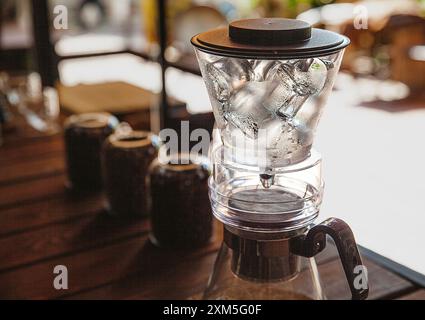 Alanya, Türkei, 15. September 2020: Kaffeebohnen mit Glaskolben in einem gemütlichen Interieur eines Coffee Shops Stockfoto