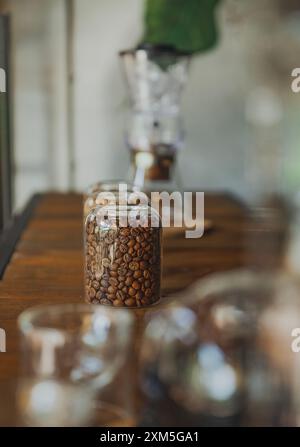 Alanya, Türkei, 15. September 2020: Kaffeebohnen mit Glaskolben in einem gemütlichen Interieur eines Coffee Shops Stockfoto