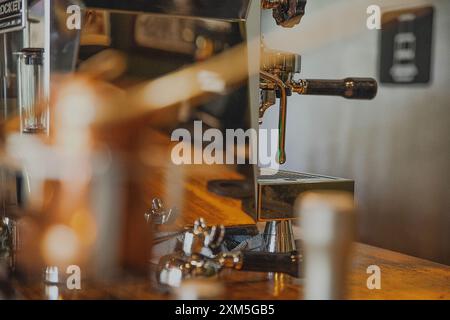 Alanya, Türkei, 15. September 2020: Eine Theke mit Kaffeemaschine und Brühausrüstung in einem stilvollen Coffee Shop Stockfoto