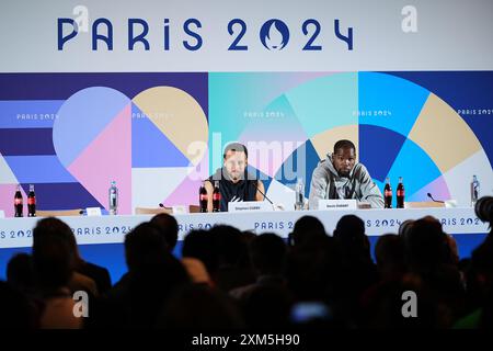 Paris, Frankreich. Juli 2024. USA Basketball hält eine Pressekonferenz im Hauptpressesaal der Olympischen Spiele in Paris ab, an der Stephen Curry (links) und Kevin Durant teilnehmen. Quelle: Zhao Wenyu/China News Service/Alamy Live News Stockfoto